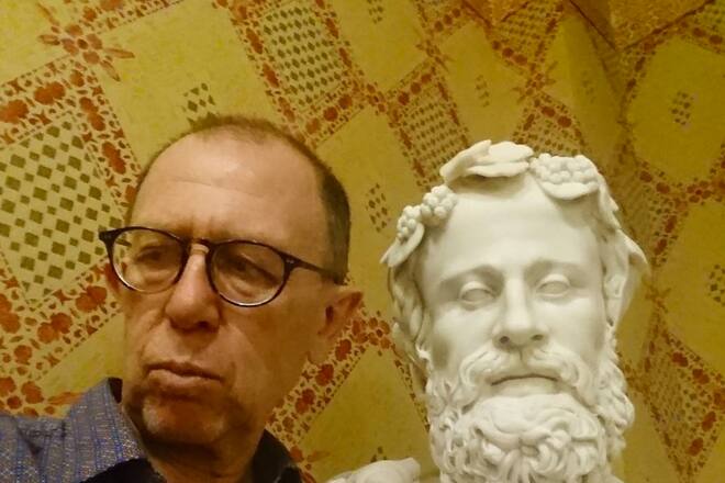 Viktor Giacobbo mit Statue