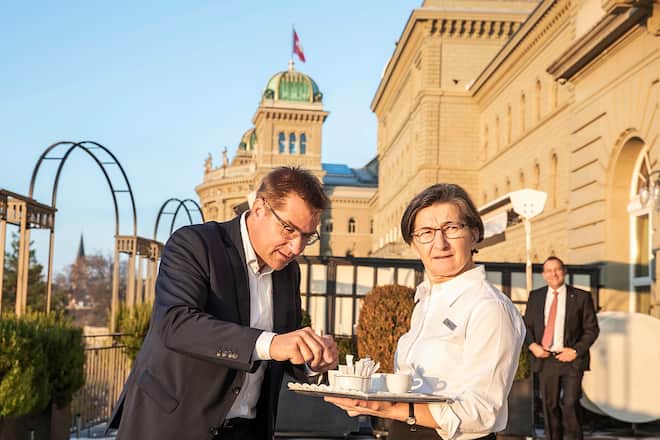Toni Brunner in einem Restaurant