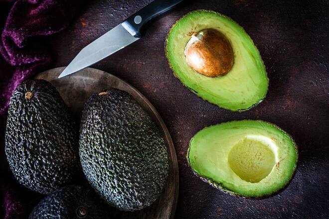Avocado enthält Vitamin A und E, die eine Schutzbarriere für die Haut bilden