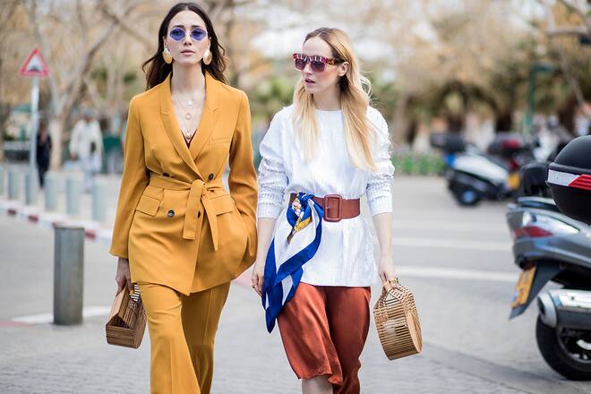 Diese Besucherin auf der Tel Aviv Fashion Week zeigt, das Sonnengelb auch mit hellem Teint funktioniert