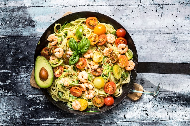 Spaghetti-Pfanne mit Avocado und Scampi