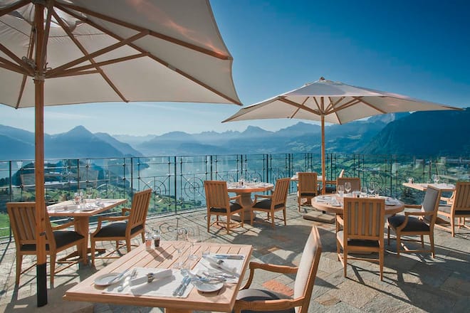 Eine fantastische Cremeschnitte mit noch besserer Aussicht gibt es in der Villa Honegg