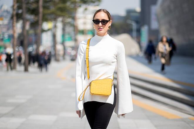 Gelbe Details an der Hera Seoul Fashion Week