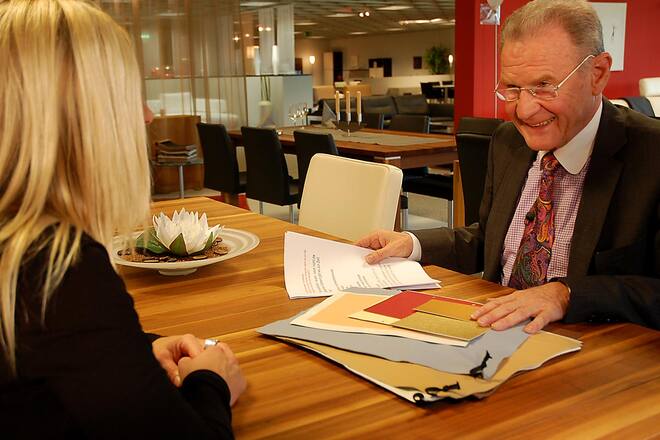 W. D. Schnurrenberger setzt seine jahrzehntelange Erfahrung zum Nutzen der Kunden und Kundinnen ein. Reservieren Sie noch heute Ihr Wunschdatum und entdecken Sie die Welt der harmonischen Raumgestaltung.