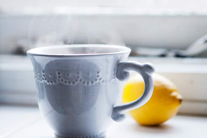 Kaffeetasse mit einer Zitrone