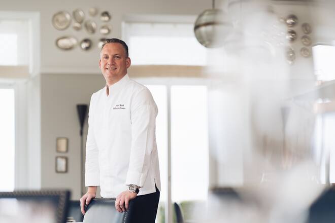 IMAGE DISTRIBUTED FOR EXCELLENCE FOR EDITORIAL USE ONLY - Mike Wehrle zaubert kreative Spitzenkueche // Weiterer Text ueber ots und http://presseportal.ch/de/pm/100018141/100915389 (obs/Excellence/Olivia Pulver via KEYSTONE)