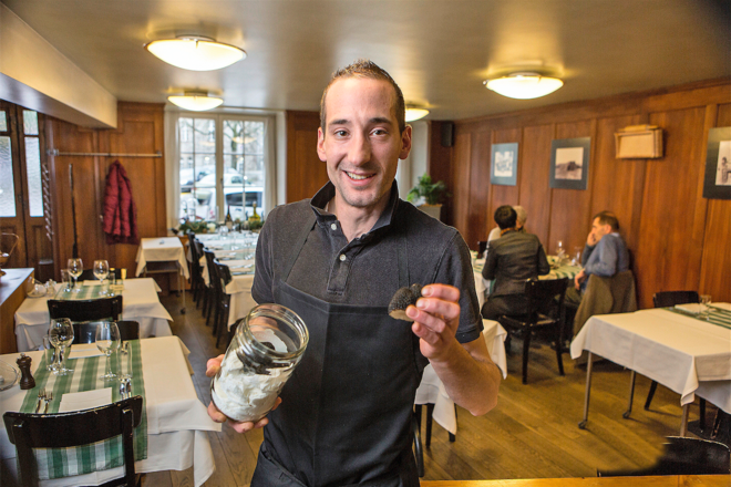 Küchenchef Michi Weber mit Burgundertrüffel