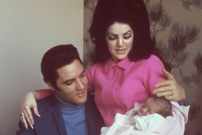 MEMPHIS, TN - FEBRUARY 5: Rock and roll singer Elvis Presley with his wife Priscilla Beaulieu Presley and their 4 day old daughter Lisa Marie Presley on February 5, 1968 in Memphis, Tennessee. (Photo by Michael Ochs Archives/Getty Images)