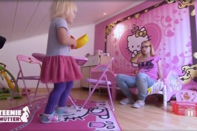 Tatjana im Kinderzimmer ihrer ersten Tochter. Es könnte auch ihr eigenes Zimmer sein.