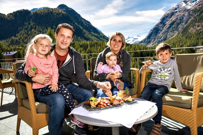 Idyllisch Die Luzerner Familie geniesst auf der Terrasse des Hotels Saratz zur Stärkung ein kleines Plättchen mit Fleisch und Käse.