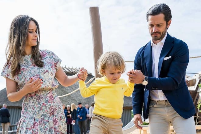 Prinz Carl Philip, Prinzessin Sofia und Prinz Julian von Schweden bei der Eröffnung eines Spielplatzes.