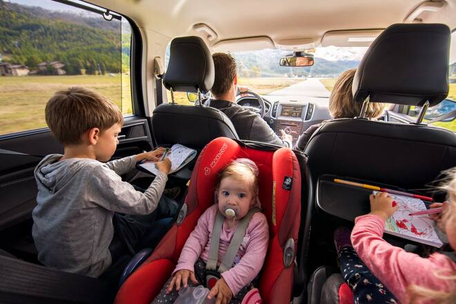 Bequem Drei Kindersitze finden im Ford locker nebeneinander Platz und auf den kleinen Klapptischchen kann man sogar malen.
