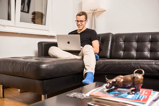 Keine Pause Einfach rumhängen kommt für ihn nicht infrage: «Selbst wenn ich Fussball schaue, beantworte ich nebenbei meine Mails.»