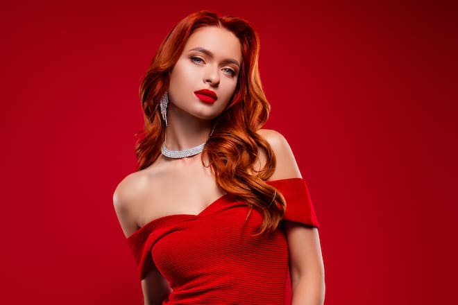 Keine Farbe ist besser für den Valentinstags-Look geeignet als Rot.