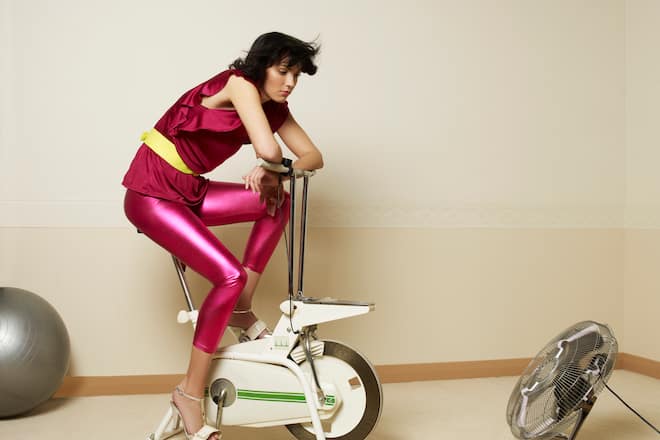 Frau auf Spinning Bike