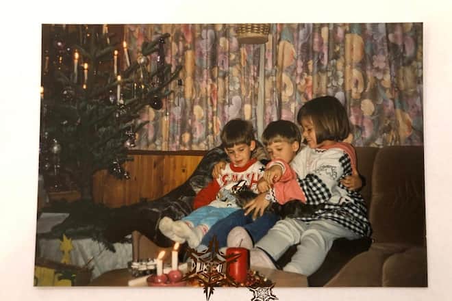 Melanie Oesch genoss schon in ihren Kindertagen Weihnachten – mit ihren Brüdern und dem Familien-Büsi.