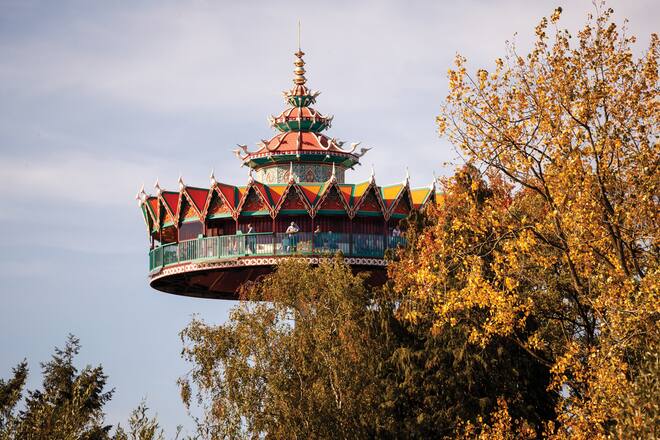 Der schwebende Turm im Efteling ist nur eine der Besonderheiten des Parks.
