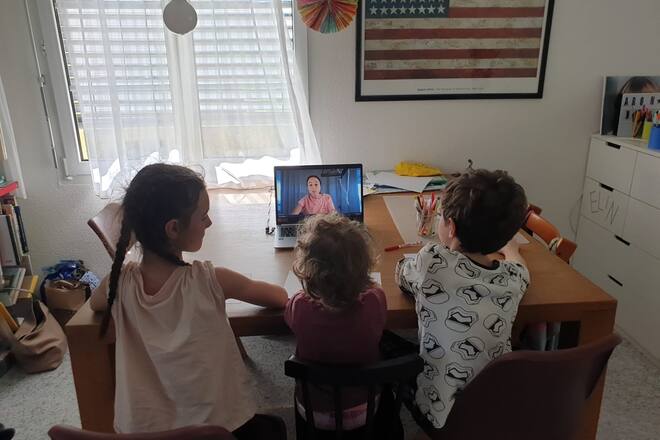 Camenzind Kinder schauen Mama am Bildschirm zu