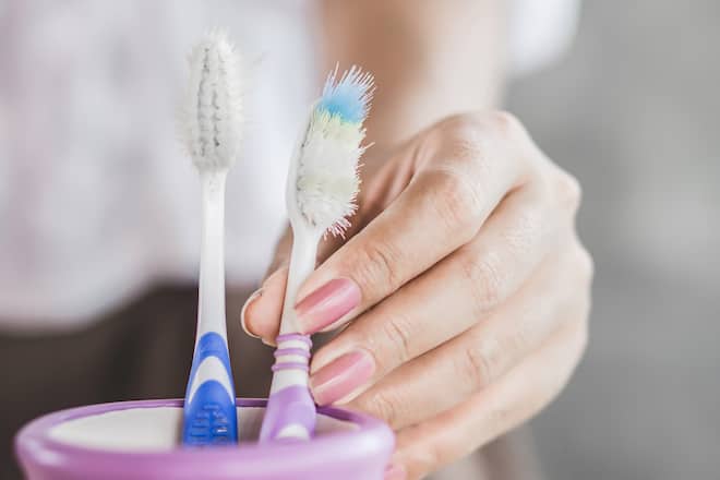 Zahnbürsten kommen Tag für Tag in Berührung mit Keimen.