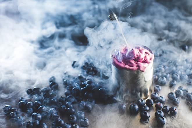 Dessert mit Trockeneis