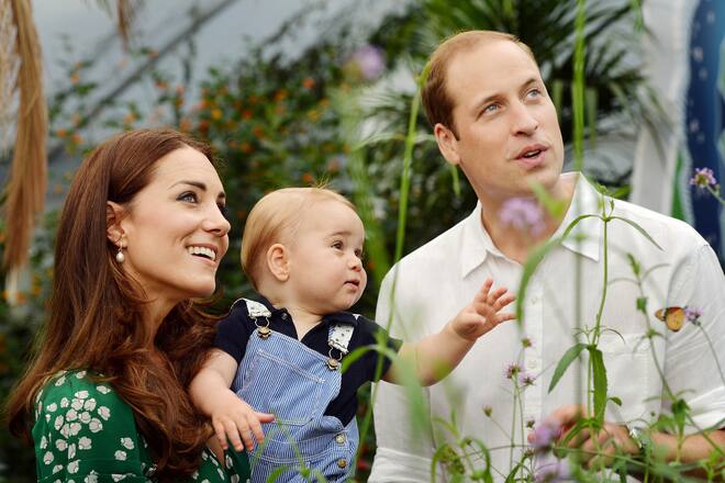 Herzogin Kate und Prinz William mit Prinz George an einer Schmetterling Ausstellung im Natural History Museum in London im Juli 2014