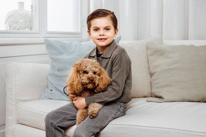 Prinz Oscar mit dem Familienhund.