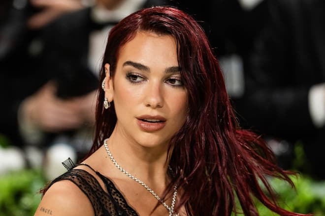 Sängerin Dua Lipa mit soften Grungy Eyes bei der Met Gala 2024.
