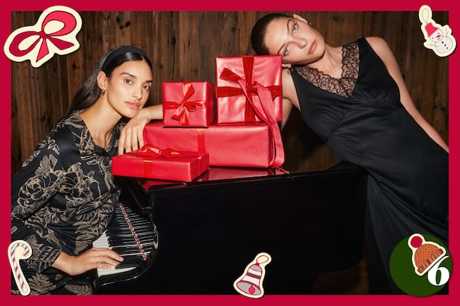 Zwei Frauen am Klavier mit Weihnachtgeschenken