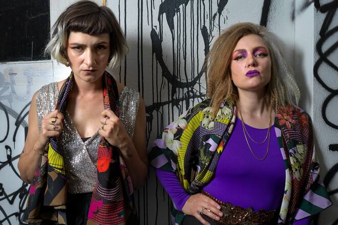 Zwei Wrestlerinnen aus der Wrestling-Gruppe Brigade Brut tragen die aktuelle Kollektion «Maskerade».