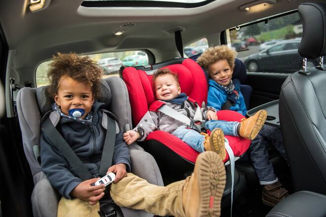 Männerrunde Die Rückbank des S-Max bietet ausreichend Platz für drei Kindersitze. Das finden die kleinen Kabeyas klasse.
