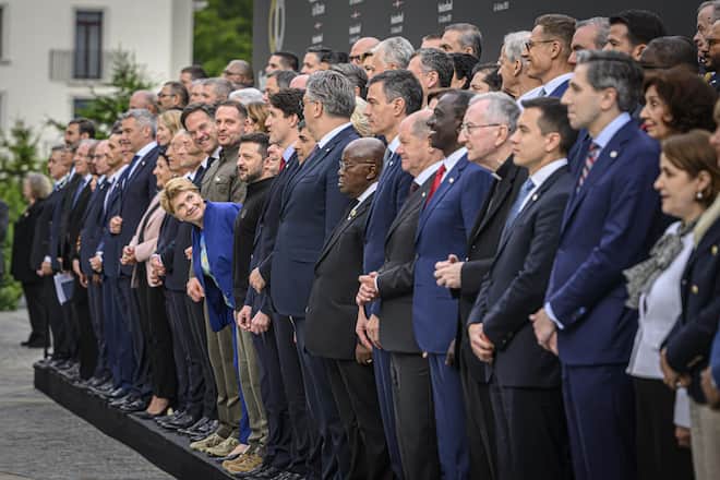 Heads of states pose for a group picture as Swiss Federal President Viola Amherd leans forward during the Summit on peace in Ukraine, in Stansstad near Lucerne, Switzerland, Saturday, June 15, 2024. Heads of state from around the world gather on the Buergenstock Resort in central Switzerland for the Summit on Peace in Ukraine, on June 15 and 16. (KEYSTONE/EDA/POOL/Alessandro della Valle)