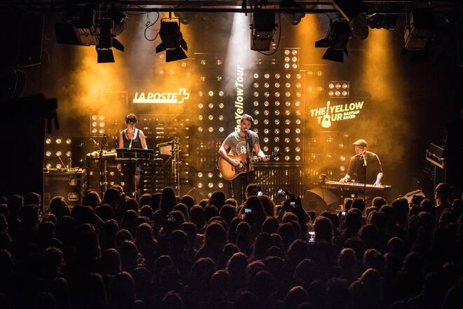 Bühnenspektakel: Bei The Yellow Tour von der Post werden viele innovative Dienstleistungen erlebbar gemacht, die genauso rocken wie Bastian Baker live on stage. Das spektakuläre Bühnenbild wird von der Post transportiert.