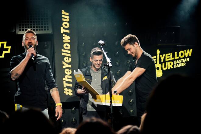 Dank pick@home erhielt Laura ein persönliches Geschenk von Bastian Baker direkt von der Bühne.