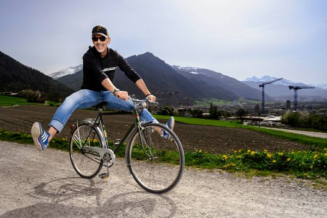 Philipp Gurt, Bestseller Autor, Krimi Autor, zu Hause in Haldenstein, in seiner Buchhandlung in Chur, mit seinem Labrador und seinen Huehnern, in seiner Schreibstube und Wohzimmer, Radfahren oberhaln Chur wo seine Romane spielen, Haldenstein Chur 2024 Fotos: Geri Born