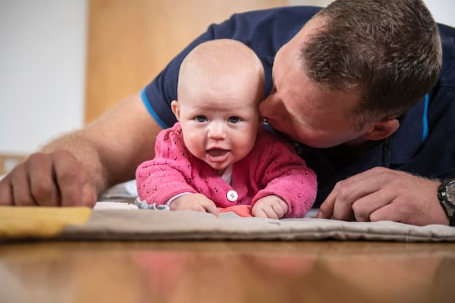 Matthias Sempach vor dem Unspunnen Schwinget mit den Kindern