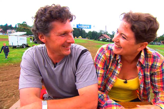 Bauer Medard mit Hofdame Patricia bei einem Autorennen