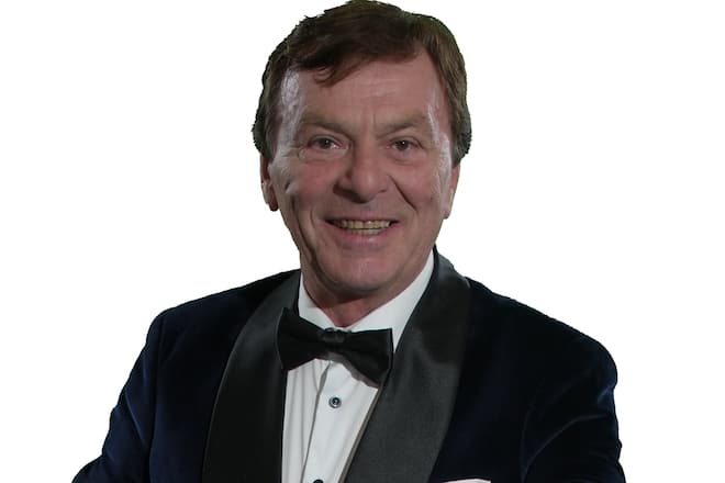 Er ist und bleibt der Prinz aus «Drei Haselnüsse für Aschenbrödel»: Zum Filmjubiläum kommt Pavel Trávníček nach Dresden, wo das Märchen beim sechsten Grossen Adventskonzert gefeiert wird. Karten gibt es bei allen bekannten Vorverkaufsstellen und über adventskonzert.de.