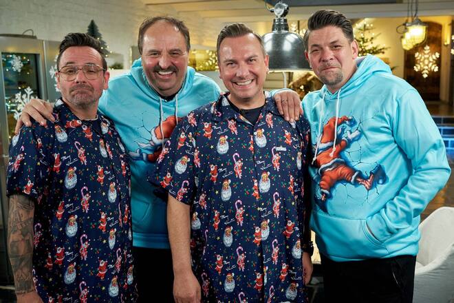 Hans Neuner, Johann Lafer, Tim Raue und Tim Mälzer (v.l.) tischen zu Weihnachten auf.