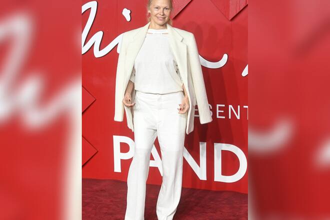 Schauspielerin Pamela Anderson bei den British Fashion Awards 2023 in London.