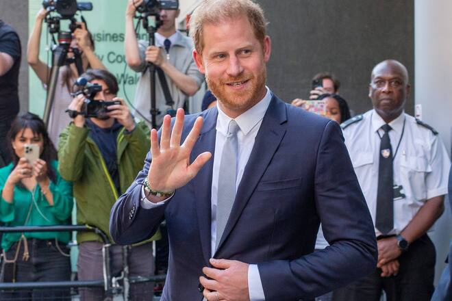 Prinz Harry verlässt im Juni das Gerichtsgebäude in London.