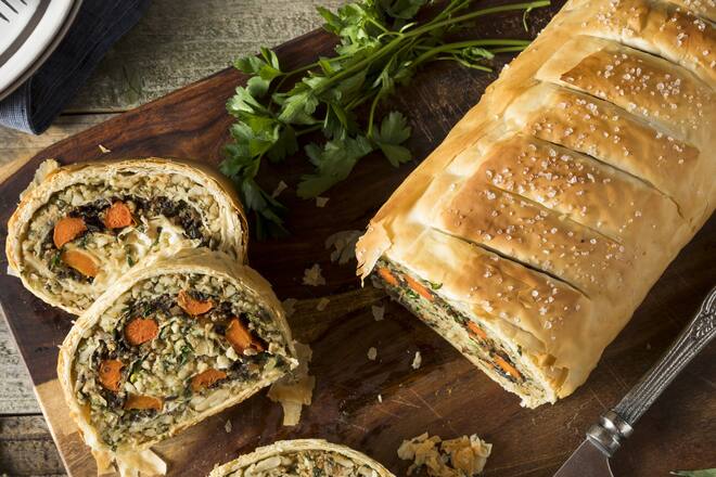 Gemüse statt Fleisch: Mit einem veganen Wellington-Braten kommen auch vegane Familienmitglieder auf ihre Kosten.