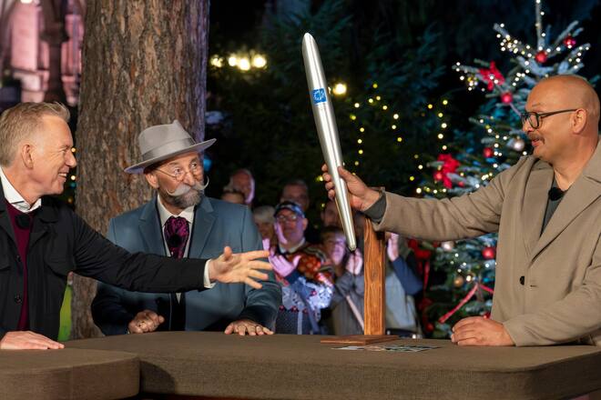 Johannes B. Kerner (v.l.), Horst Lichter und Experte Sven Deutschmanek: Die Fackel von 2004 wurde auf 1000 Euro taxiert. Schliesslich erzielte der Moderator das Doppelte.