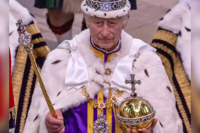 König Charles bei seiner Krönung in der Westminster Abbey.