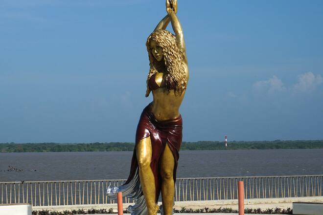 Shakira ist in ihrer Heimatstadt in Kolumbien mit einer riesigen Statue samt Hüftschwung geehrt worden.