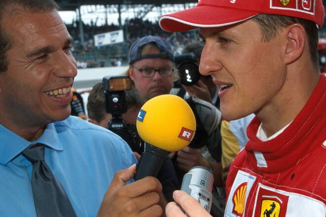 Kai Ebel interviewt Michael Schumacher beim Grossen Preis der USA im Jahr 2000.