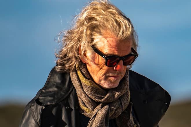 Pierce Brosnan bei einem Ausflug in der Natur.