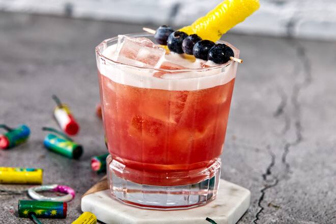 Fruchtig frisch: Ein Sloe Magic Sour passt perfekt zum Silvesterabend mit Gästen.