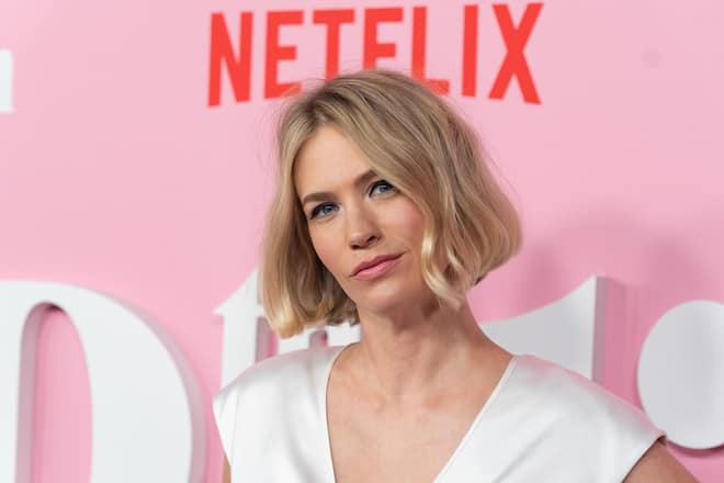 January Jones ist für ihre blonden Locken bekannt. Nun trägt sie die Haare glatter.