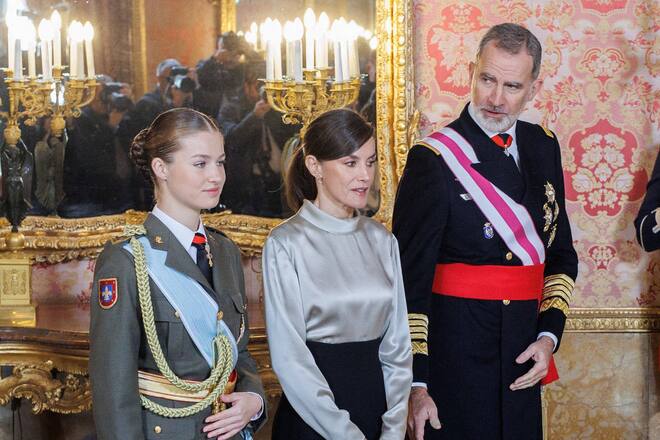 Neben ihren Eltern Letizia und Felipe legte Leonor in Uniform einen perfekten Auftritt hin.