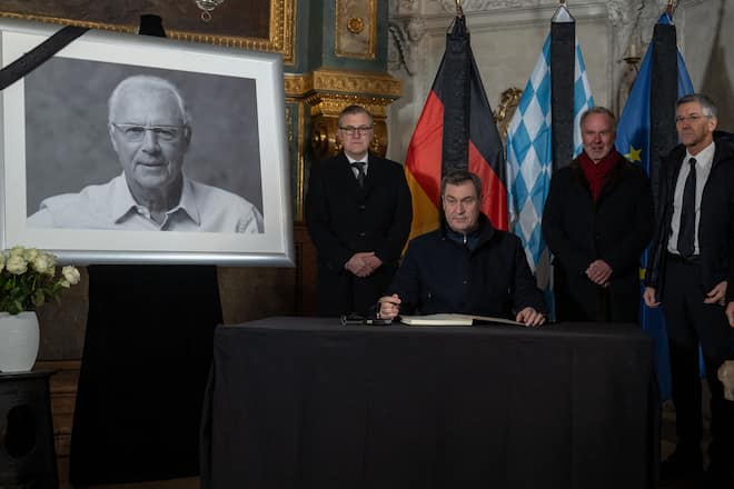 Markus Söder (sitzend) mit Jan-Christian Dreesen, Karl-Heinz Rummenigge und Herbert Hainer vom FC Bayern München. (v.l.n.r.) beim Eintrag ins Kondolenzbuch für Franz Beckenbauer.